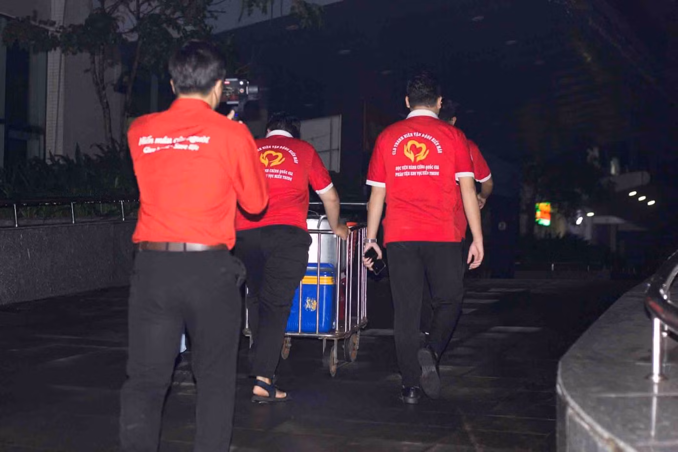 Đúng 5h50 sáng, nồi cháo đầu tiên được đưa đến khu điều trị nội trú.
