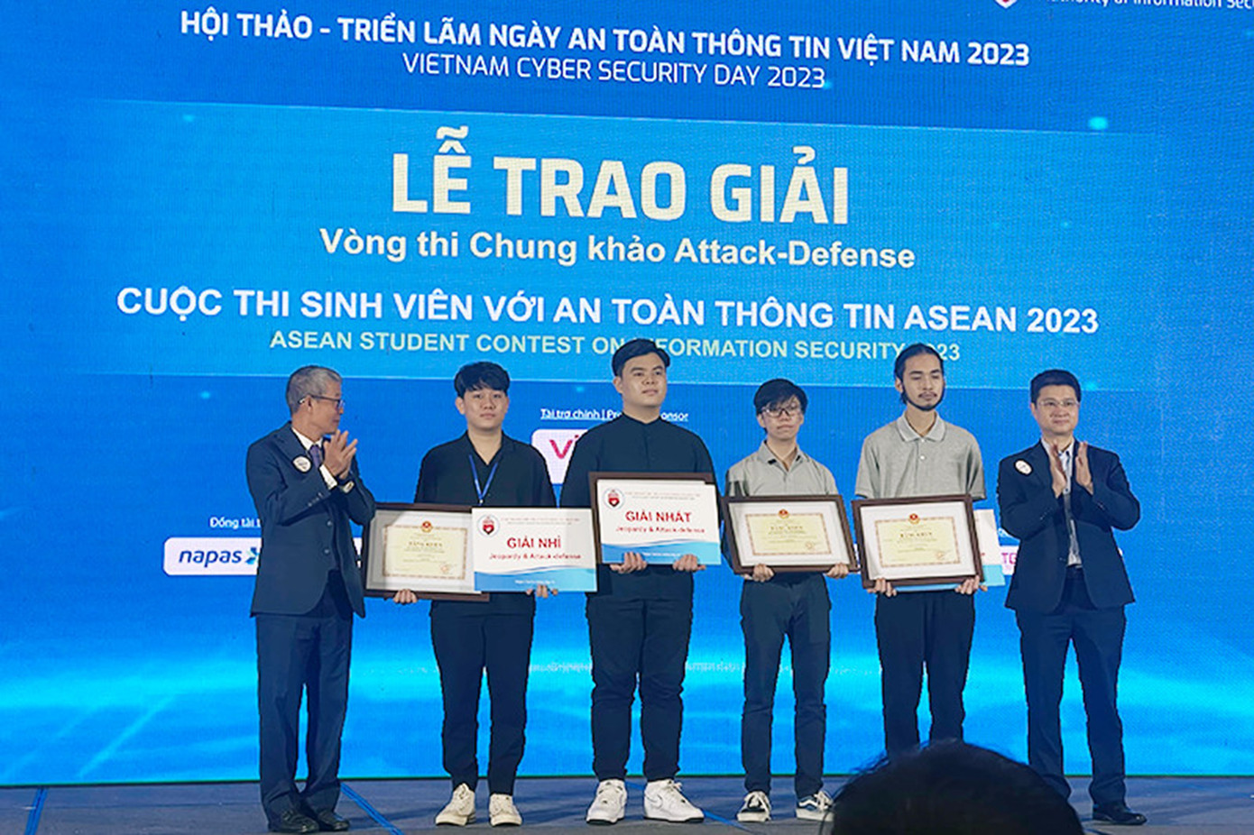 Sinh viên Đậu Hoàng Tài (thứ hai từ trái qua) đại diện đội ISIT-DTU của ĐH Duy Tân nhận Bằng khen giành giải Nhì Cuộc thi "Sinh viên với An toàn Thông tin ASEAN" 2023 Sinh viên Đậu Hoàng Tài (thứ hai từ trái qua) đại diện đội ISIT-DTU của ĐH Duy Tân nhận Bằng khen giành giải Nhì Cuộc thi "Sinh viên với An toàn Thông tin ASEAN" 2023