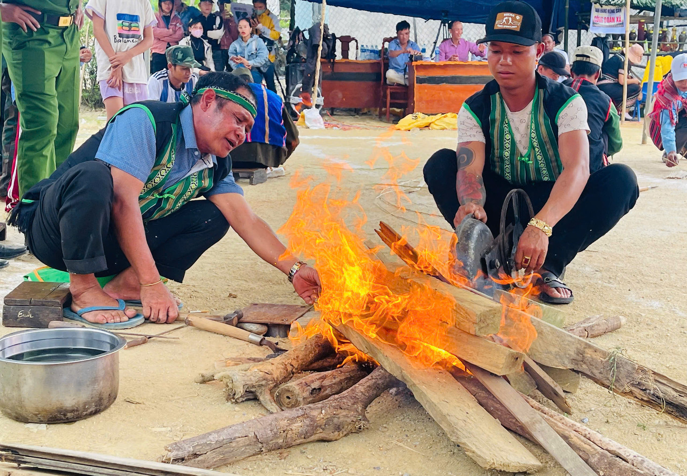 Phần thi rèn làm ra những vật dụng đi nương rẫy như liềm cắt lúa, rựa…