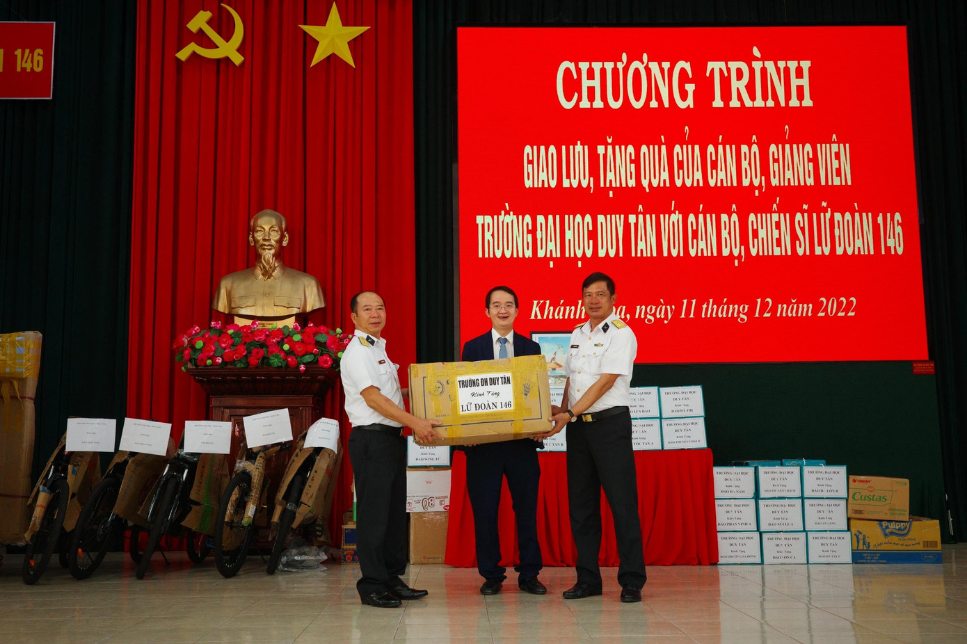 TS Lê Nguyên Bảo, Hiệu trưởng trường ĐH Duy Tân trao quà cho lãnh đạo Lữ đoàn 146 TS Lê Nguyên Bảo, Hiệu trưởng trường ĐH Duy Tân trao quà cho lãnh đạo Lữ đoàn 146