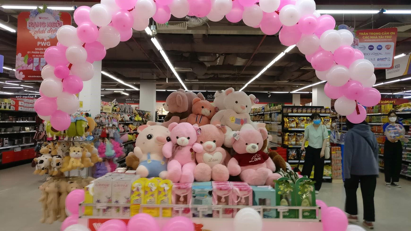 Tại các cửa hàng và trung tâm mua sắm như VinMart đều trang trí và trưng bày đa dạng các mặt hàng dành tặng phái đẹp - Ảnh: Kim Ngân