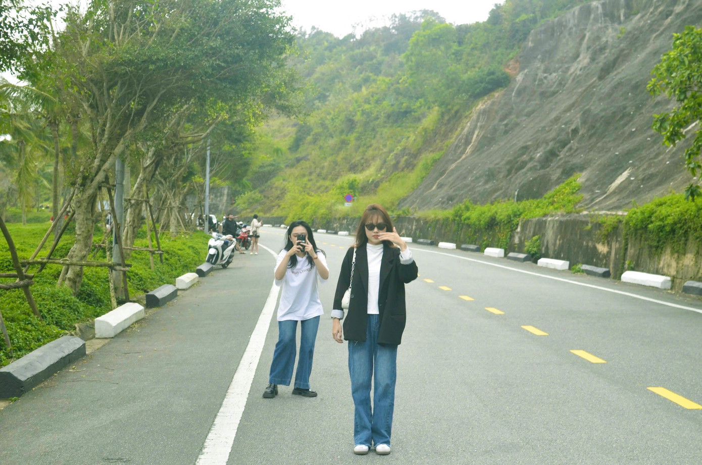 Theo xu hướng này, các bạn nữ sẽ đi bộ xuống dốc, sau đó quay ngược trở lại với nụ cười tươi tắn và duyên dáng, để lại phía sau khung cảnh phố xá nhộn nhịp với xe cộ qua lại. Ảnh: Minh Hiền Theo xu hướng này, các bạn nữ sẽ đi bộ xuống dốc, sau đó quay ngược trở lại với nụ cười tươi tắn và duyên dáng, để lại phía sau khung cảnh phố xá nhộn nhịp với xe cộ qua lại. Ảnh: Minh Hiền