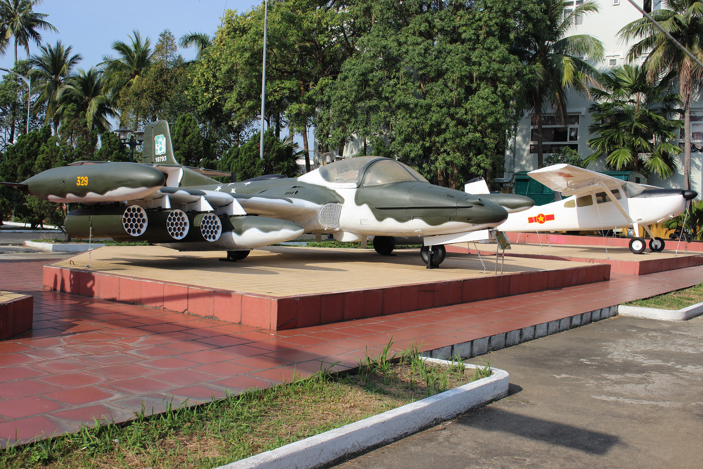 Khu trưng bày ngoài trời với diện tích rộng chủ yếu dành trưng bày những loại vũ khí nặng, có kích thước lớn như máy bay, xe tăng, xe bọc thép... Ảnh: Trúc Linh