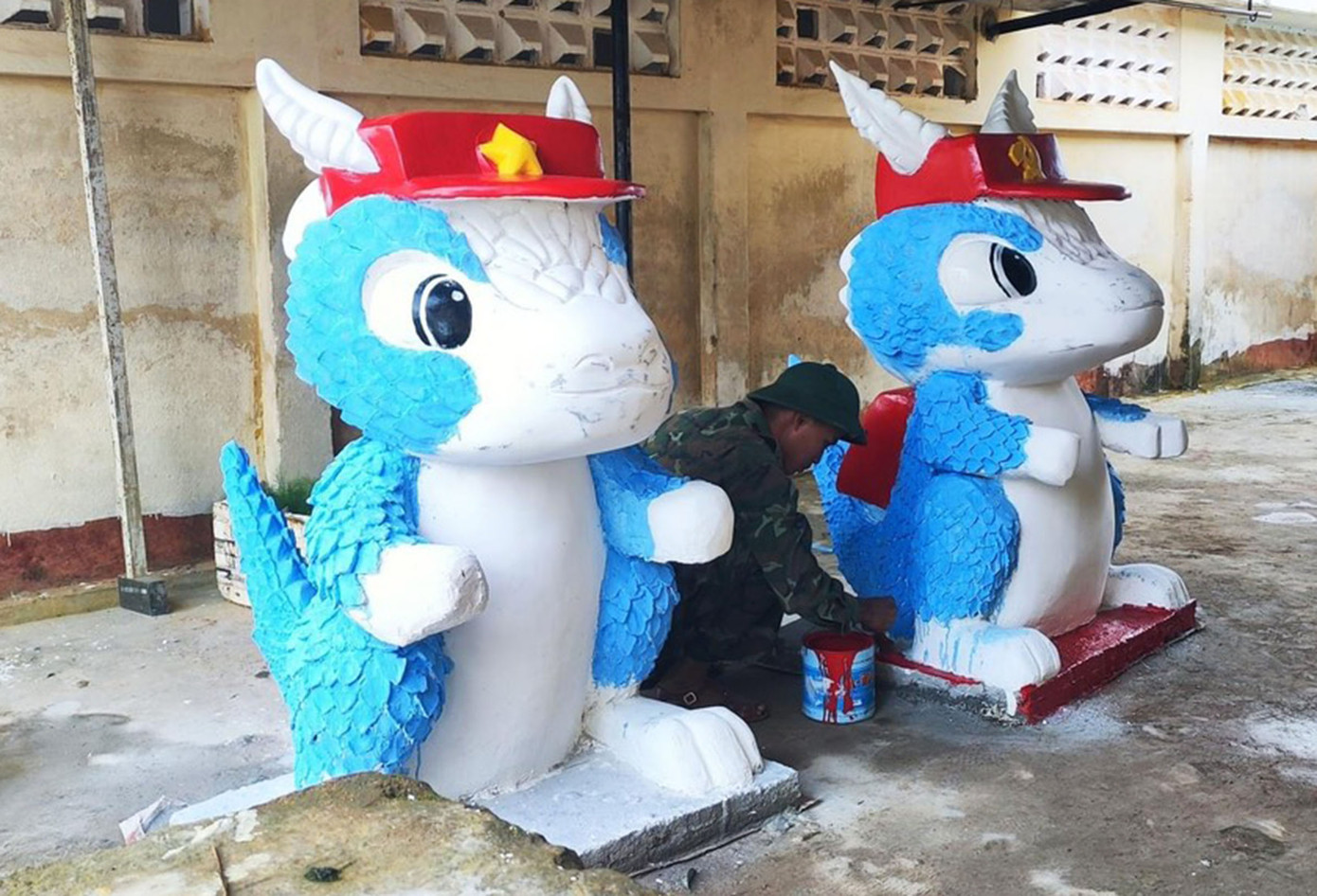 Ngoài hình tượng rồng bay, rồng “phun châu nhả ngọc”, rồng “uốn lượn”, rồng phun nước, thì cũng có đơn vị cách điệu thành hình dạng rất gần gũi... Ảnh: Ngọc Tú