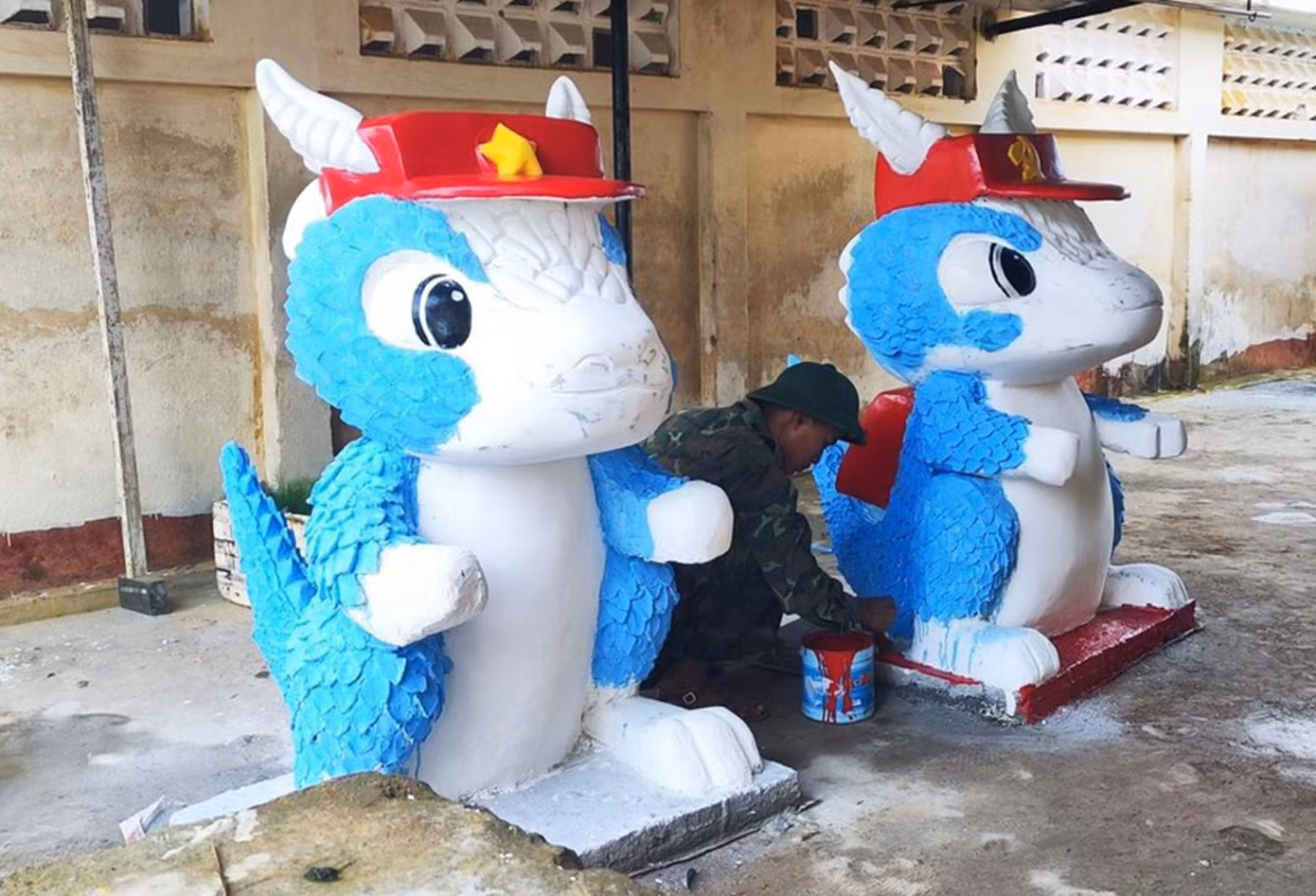 Ngoài hình tượng rồng bay, rồng “phun châu nhả ngọc”, rồng “uốn lượn”, rồng phun nước, thì cũng có đơn vị cách điệu thành hình dạng rất gần gũi... Ảnh: Ngọc Tú Ngoài hình tượng rồng bay, rồng “phun châu nhả ngọc”, rồng “uốn lượn”, rồng phun nước, thì cũng có đơn vị cách điệu thành hình dạng rất gần gũi... Ảnh: Ngọc Tú