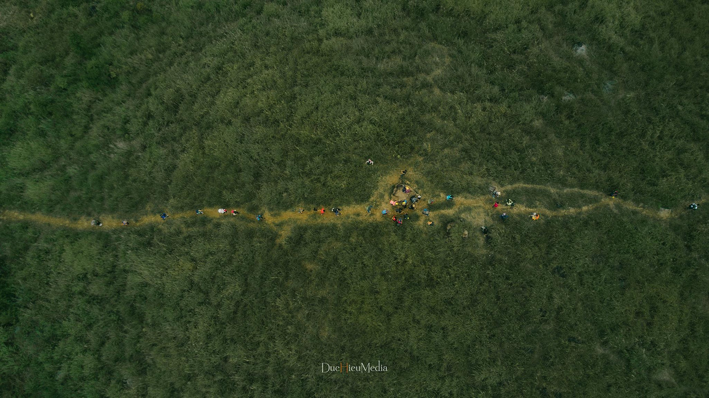 Sau hành trình băng rừng, lội suối đầy chông gai, nhóm đã có khoảnh khắc thư giãn tại cung đường trekking khám phá thảo nguyên xanh với bầu không khí vô cùng trong lành.