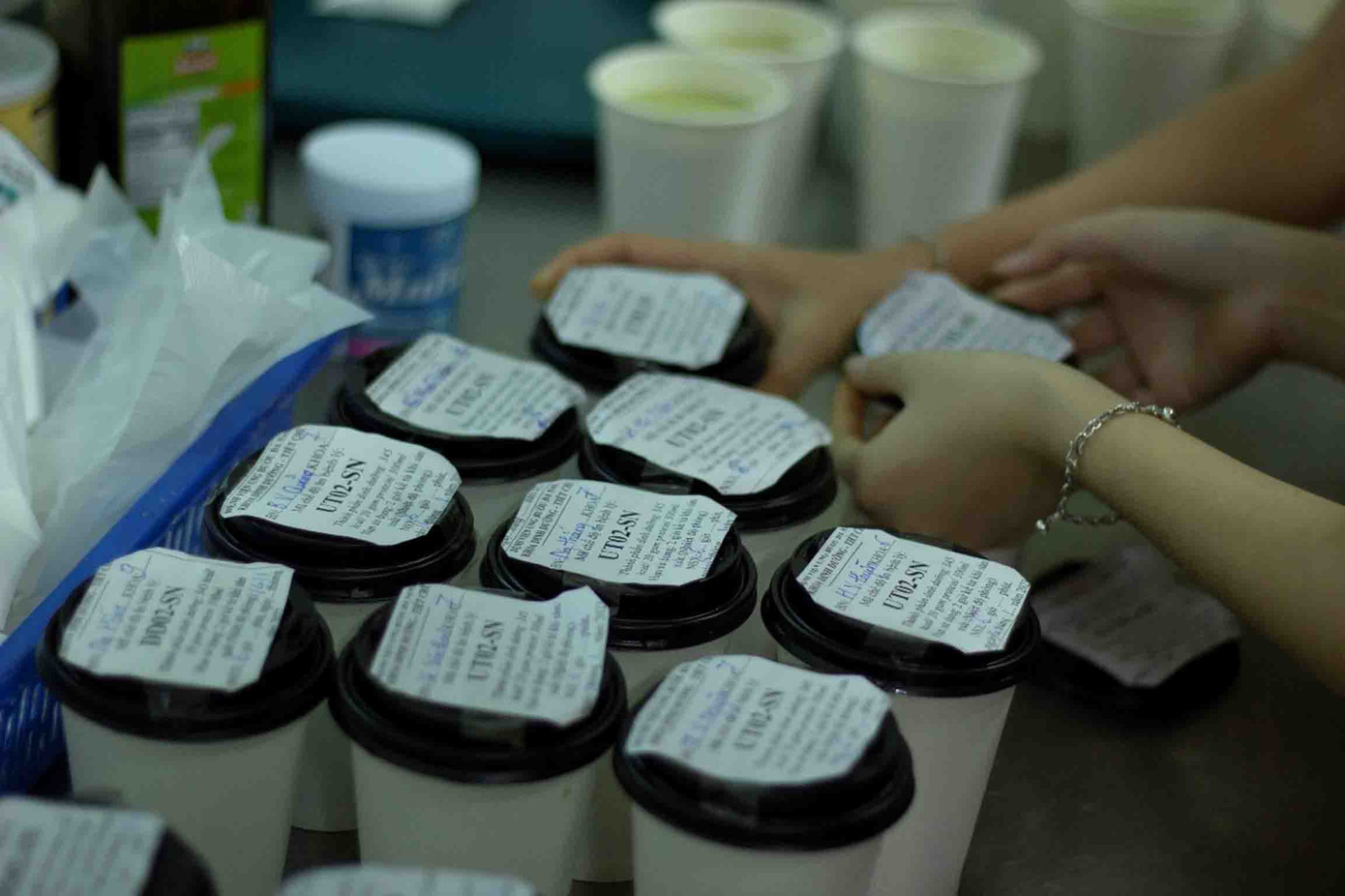 Kèm theo đó là những mảnh giấy ghi chú thông tin của từng bệnh nhân.