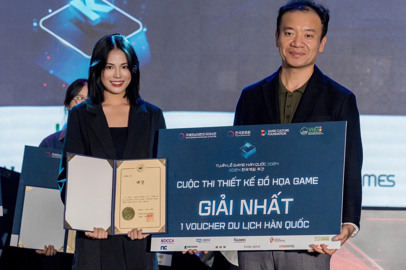Sinh viên Ngô Thị Phương Thảo (bên trái) nhận giải Nhất cuộc thi Thiết kế Đồ họa Game Sinh viên Ngô Thị Phương Thảo (bên trái) nhận giải Nhất cuộc thi Thiết kế Đồ họa Game