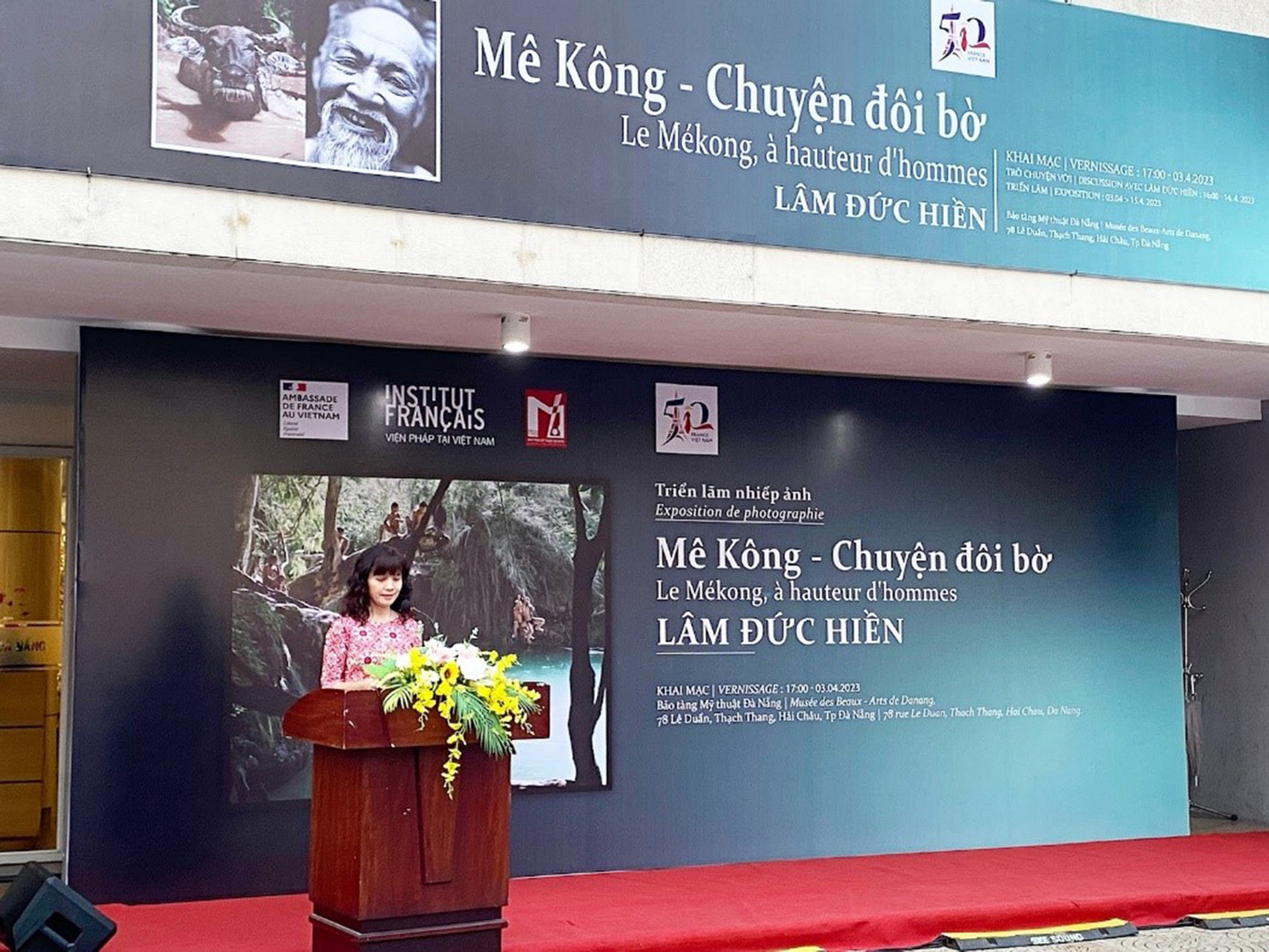 Triển lãm do Bảo tàng Mỹ thuật Đà Nẵng phối hợp với Đại sứ quán Cộng hòa Pháp tại Việt Nam, Viện Pháp tại Việt Nam, Viện Pháp tại Đà Nẵng tổ chức nhân nhịp chào mừng kỷ niệm 50 năm thiết lập quan hệ ngoại giao (1973-2023) và 10 năm đối tác chiến lược Việt Nam - Pháp (2013-2023). Theo bà Nguyễn Thị Trinh, Phó giám đốc Bảo tàng Mỹ thuật Đà Nẵng, triển lãm đóng góp vào những thành tựu của thành phố trên lĩnh vực ngoại giao văn hóa, đồng thời giúp công chúng có cái nhìn rõ nét hơn về cuộc sống người dân dọc bờ sông Mê Kông. Ảnh: Hằng - Hà.