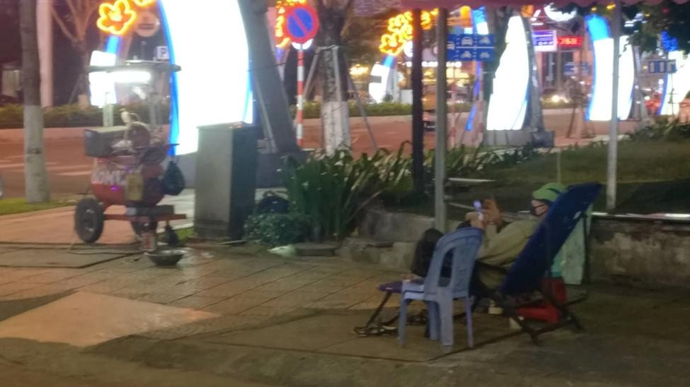 Ông Hùng chuyên vá xe đêm co ro trong giá lạnh, căng mình chống chọi với cái rét. Ông Hùng chuyên vá xe đêm co ro trong giá lạnh, căng mình chống chọi với cái rét.