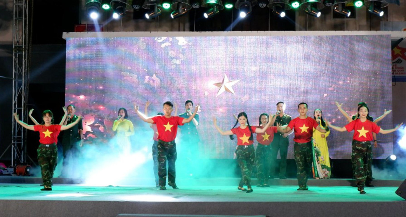 Trong thời gian diễn ra đại hội, Tuổi trẻ Bộ CHQS thành phố đã tổ chức chương trình giao lưu văn nghệ “Tuổi trẻ LLVT thành phố viết tiếp truyền thống, xứng danh Bộ đội cụ Hồ”...