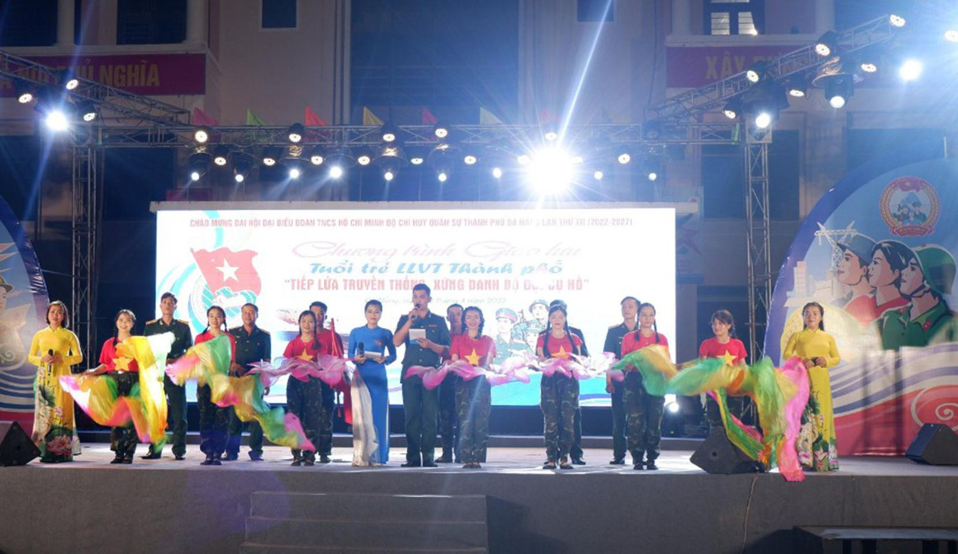 ...với nhiều tiết mục đặc sắc do đội văn nghệ xung kích các đơn vị thuộc Bộ chỉ huy thể hiện.