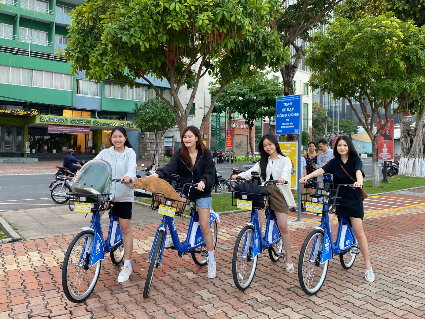 Nhóm bạn thân cùng nhau trải nghiệm dịch vụ đạp xe mới mẻ này. Ảnh: Phượng – Nhung