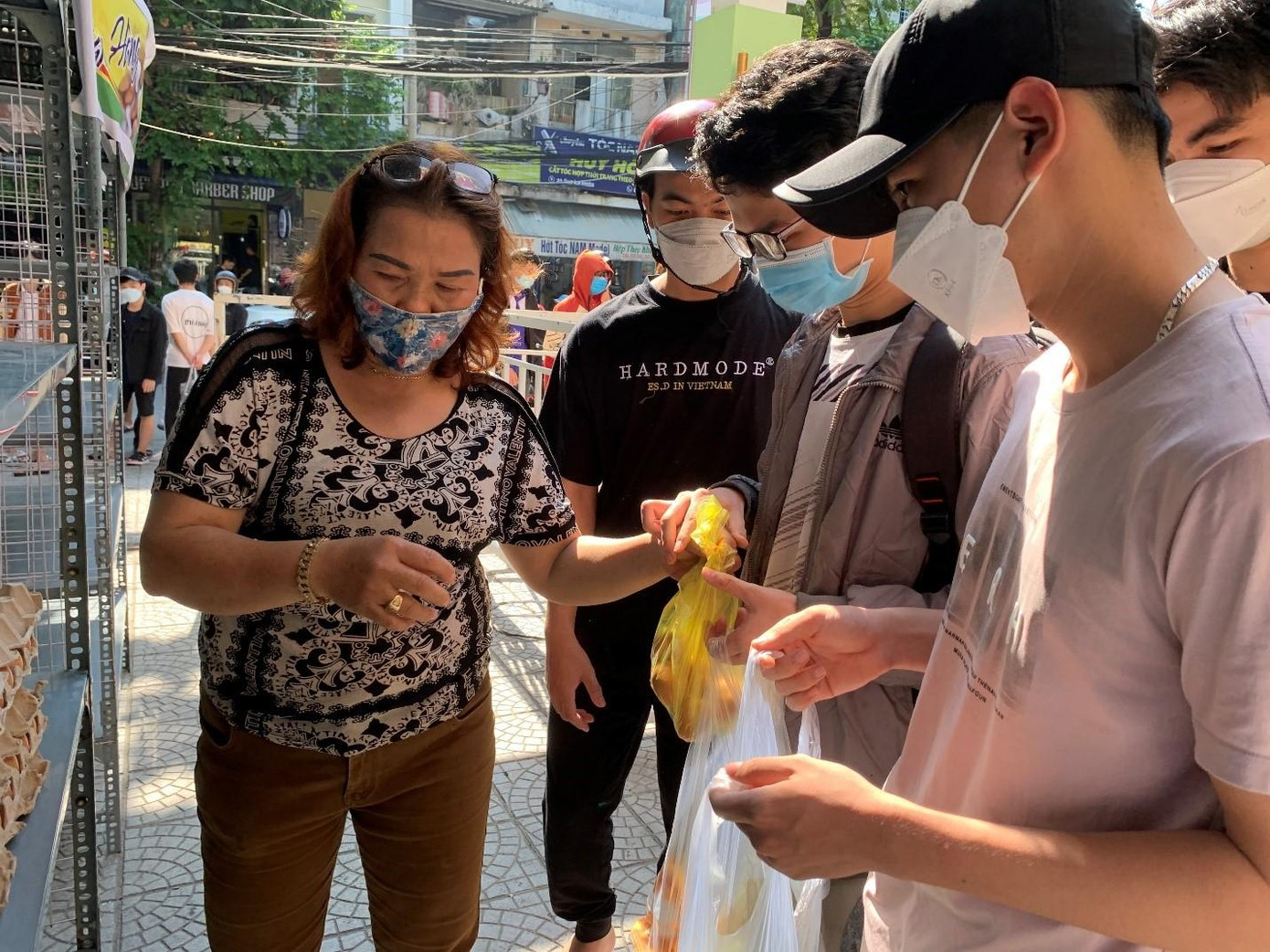 Hàng hóa chợ 0 đồng hàng tuần từ 16 đến khoảng 20 triệu đồng, chủ yếu là kinh phí hỗ trợ của chị Nguyễn Thị Diệu Hiền (trong ảnh). Chị là chủ cơ sở chim cá cảnh Khánh Hiền tại 121 Ông Ích Khiêm, phường Thanh Bình. Chị cũng là chủ lò trứng Út Ly - Hòa Phước nên đã hỗ trợ các phần trứng. Mỗi suất cho mỗi bạn sinh viên sẽ là một vỉ 6 quả - ảnh Tài Anh Hà