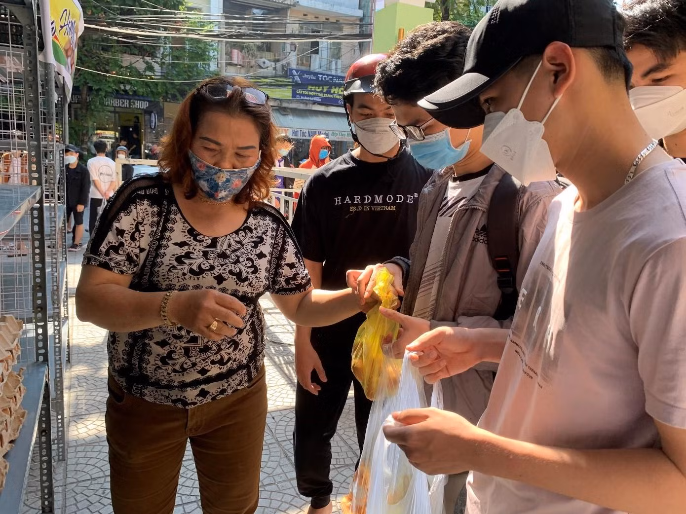 Hàng hóa chợ 0 đồng hàng tuần từ 16 đến khoảng 20 triệu đồng, chủ yếu là kinh phí hỗ trợ của chị Nguyễn Thị Diệu Hiền (trong ảnh). Chị là chủ cơ sở chim cá cảnh Khánh Hiền tại 121 Ông Ích Khiêm, phường Thanh Bình. Chị cũng là chủ lò trứng Út Ly - Hòa Phước nên đã hỗ trợ các phần trứng. Mỗi suất cho mỗi bạn sinh viên sẽ là một vỉ 6 quả - ảnh Tài Anh Hà Hàng hóa chợ 0 đồng hàng tuần từ 16 đến khoảng 20 triệu đồng, chủ yếu là kinh phí hỗ trợ của chị Nguyễn Thị Diệu Hiền (trong ảnh). Chị là chủ cơ sở chim cá cảnh Khánh Hiền tại 121 Ông Ích Khiêm, phường Thanh Bình. Chị cũng là chủ lò trứng Út Ly - Hòa Phước nên đã hỗ trợ các phần trứng. Mỗi suất cho mỗi bạn sinh viên sẽ là một vỉ 6 quả - ảnh Tài Anh Hà