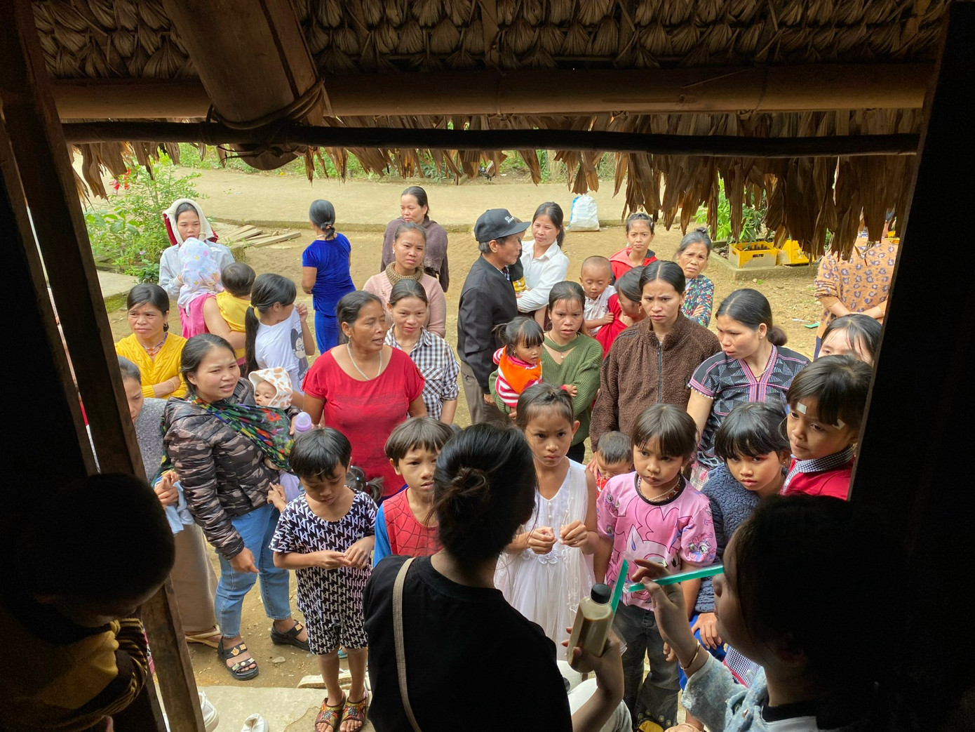 Trao quà cho người dân thôn R'cung