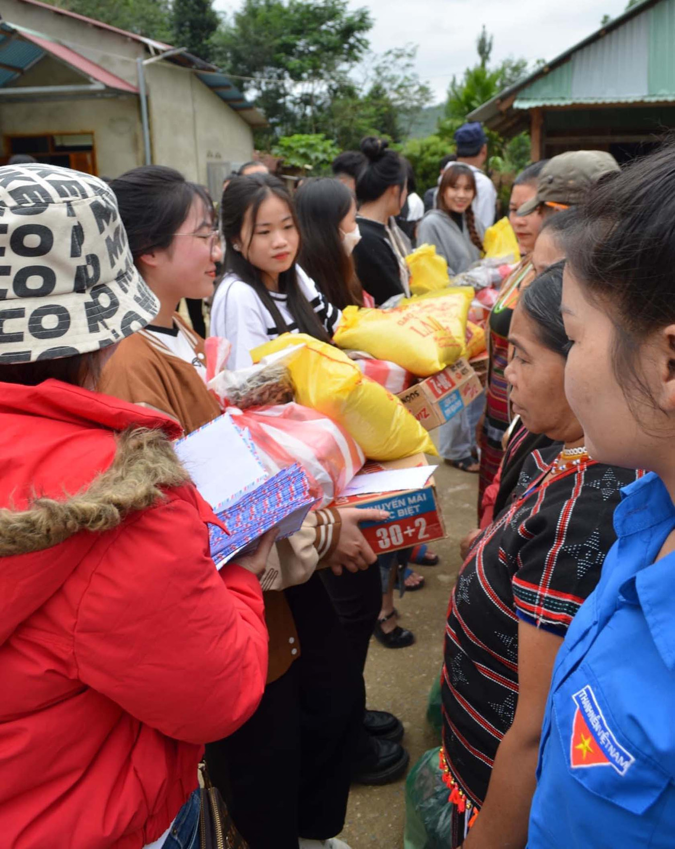 Trao quà cho người dân thôn R'cung