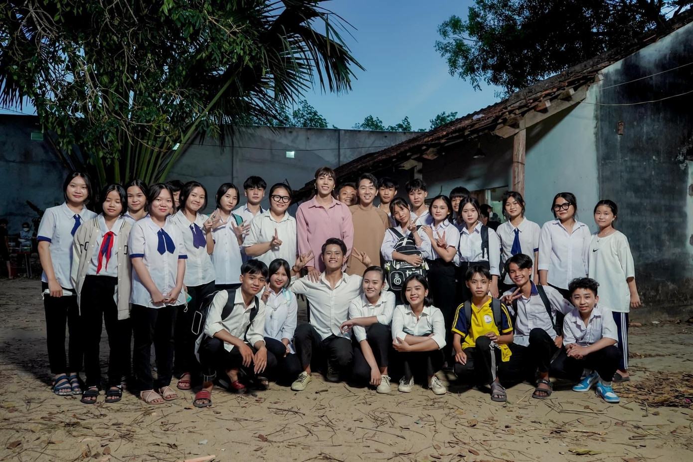 Thầy Phúc “mắt híp” chụp ảnh cùng học trò của mình - ảnh NVCC