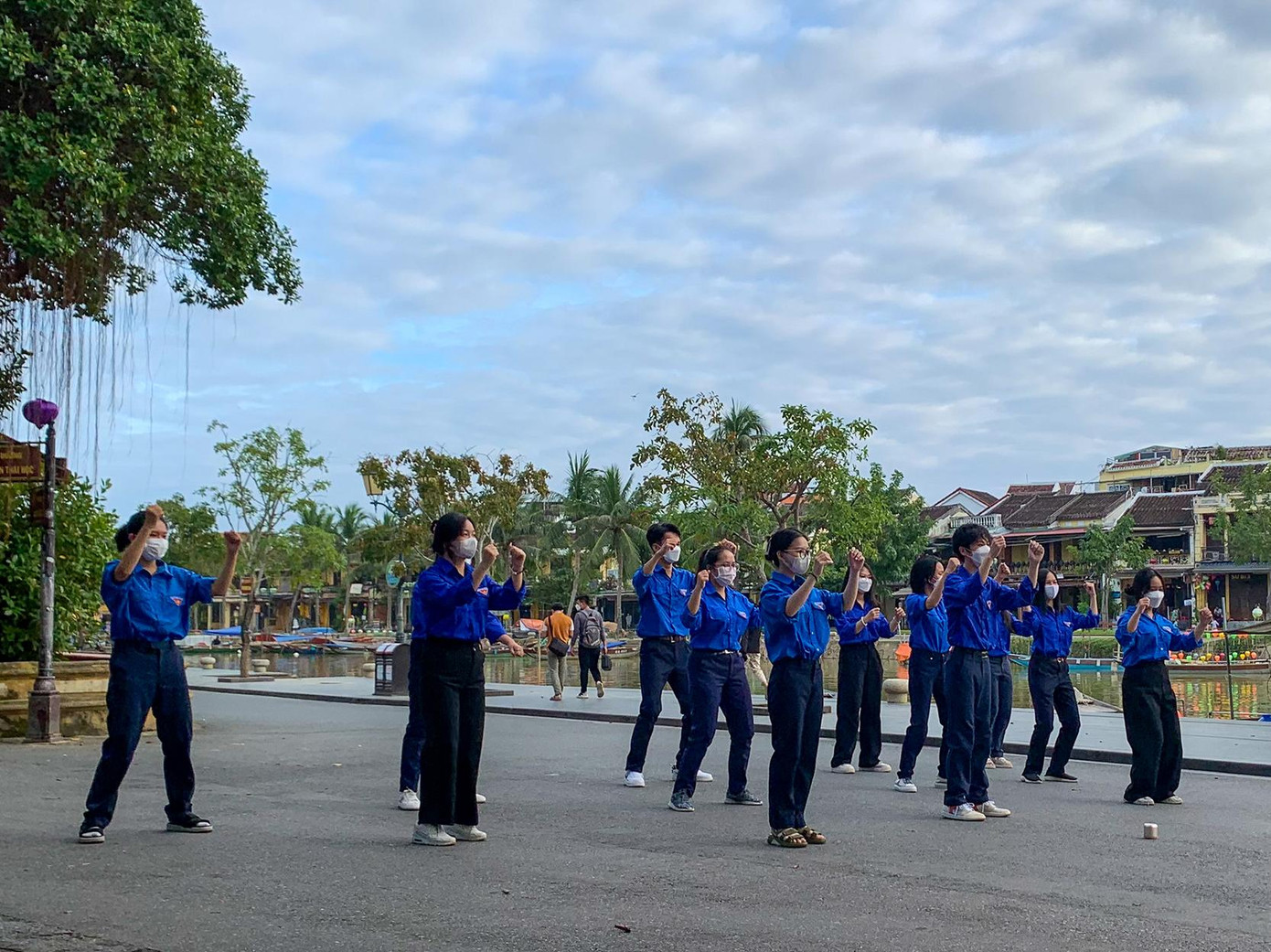 Khi những tác động từ dịch bệnh COVID-19 vẫn đang âm ỉ, bào mòn cảm xúc và sức chịu đựng của nhiều người, nhiều bạn trẻ vẫn giữ được tinh thần lạc quan.