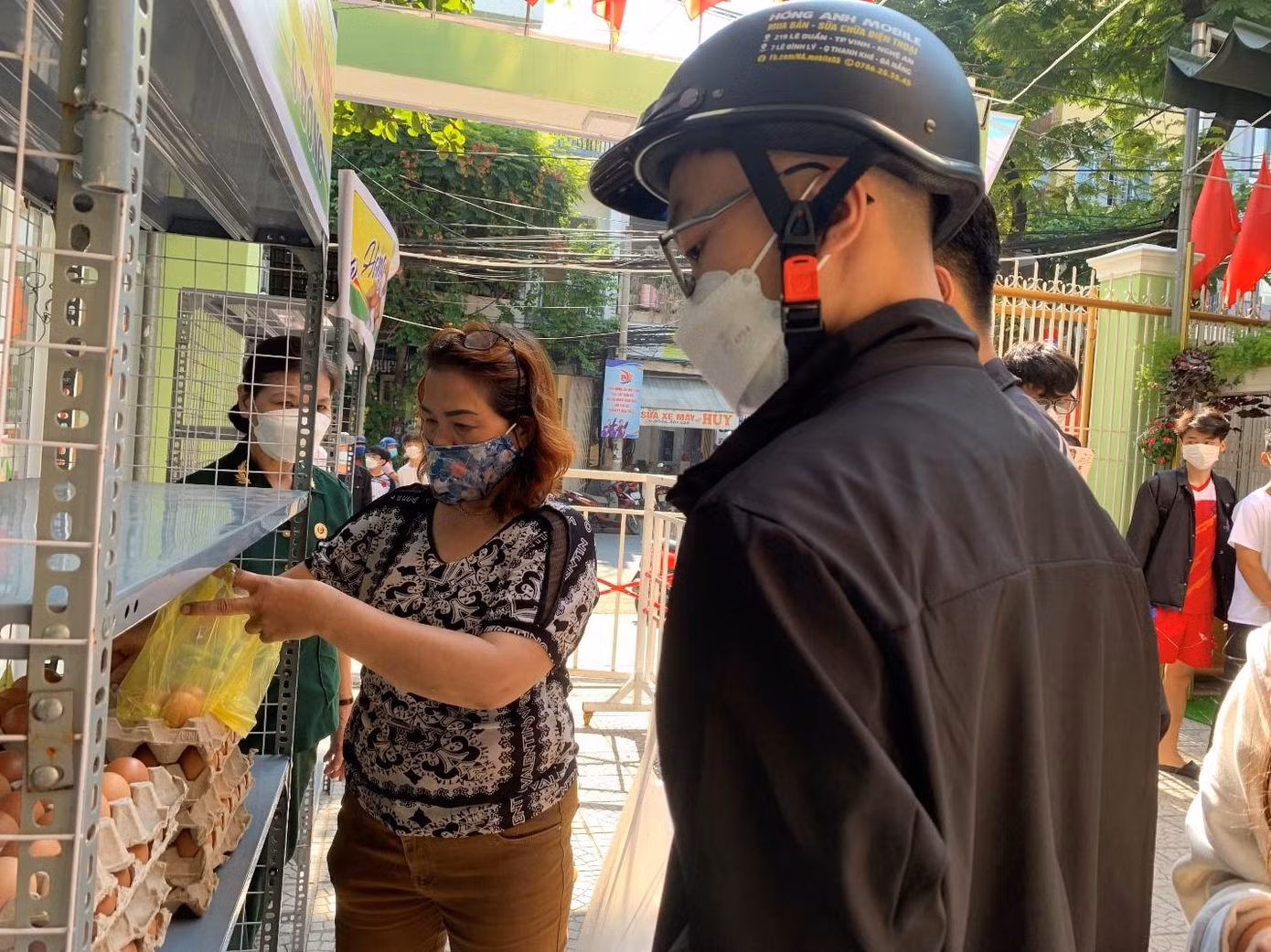 Hình ảnh tại phiên chợ khiến ai cũng ấm lòng - ảnh Kim Ngân Hình ảnh tại phiên chợ khiến ai cũng ấm lòng - ảnh Kim Ngân