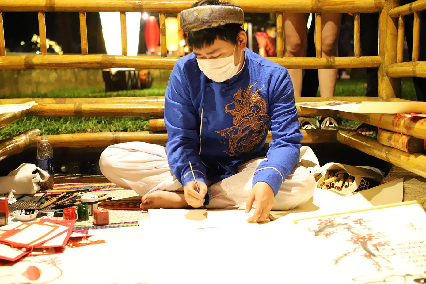 Viết thư pháp trên sông - ảnh T.L