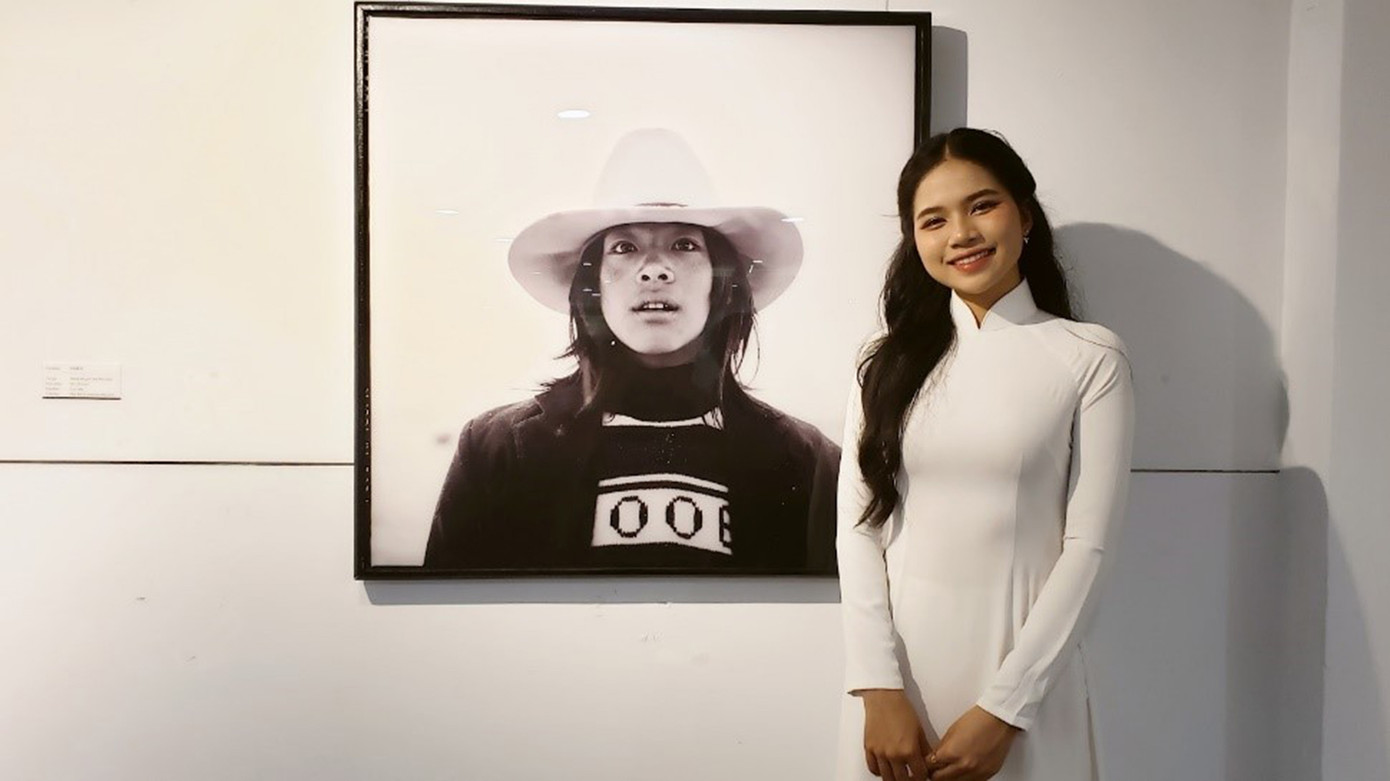 Để thực hiện bộ ảnh Mê Kông – Chuyện đôi bờ, nhiếp ảnh gia Lâm Đức Hiền đã đi hơn 4.200 km ngược dòng Mê Kông, từ hạ nguồn nhiệt đới tấp nập, tràn trề sự sống tại Đồng bằng sông Cửu Long đến thượng nguồn Tây Tạng nơi tuyết trắng phủ quanh năm. Ảnh: Hằng - Hà.