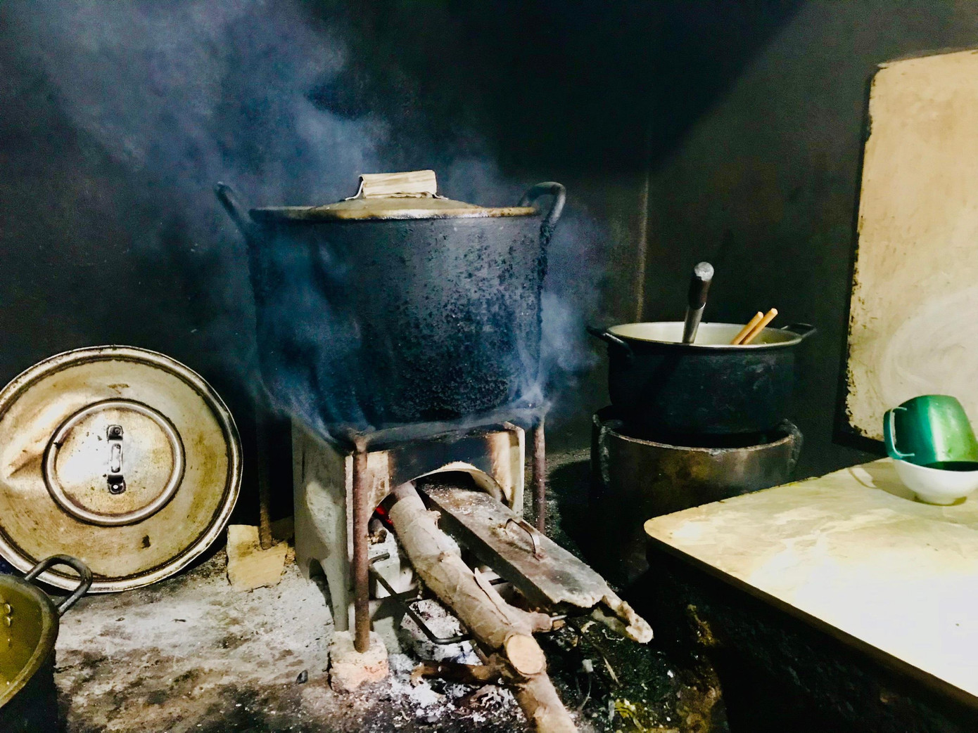 Nước nhưn được ông Ánh nấu hoàn toàn bằng bếp củi, nguyên liệu chính là gà ta ở Quế Sơn. Ông Ánh chia sẻ: “Để nhưn mì ngon thì gà phải chặt ra từng miếng nhỏ rồi ướp với nghệ tươi, sả và một số loại gia vị khác, sau đó bắc lên um qua cho thấm đều rồi mới cho nước vào để nấu mềm”. Nước nhưn được ông Ánh nấu hoàn toàn bằng bếp củi, nguyên liệu chính là gà ta ở Quế Sơn. Ông Ánh chia sẻ: “Để nhưn mì ngon thì gà phải chặt ra từng miếng nhỏ rồi ướp với nghệ tươi, sả và một số loại gia vị khác, sau đó bắc lên um qua cho thấm đều rồi mới cho nước vào để nấu mềm”.