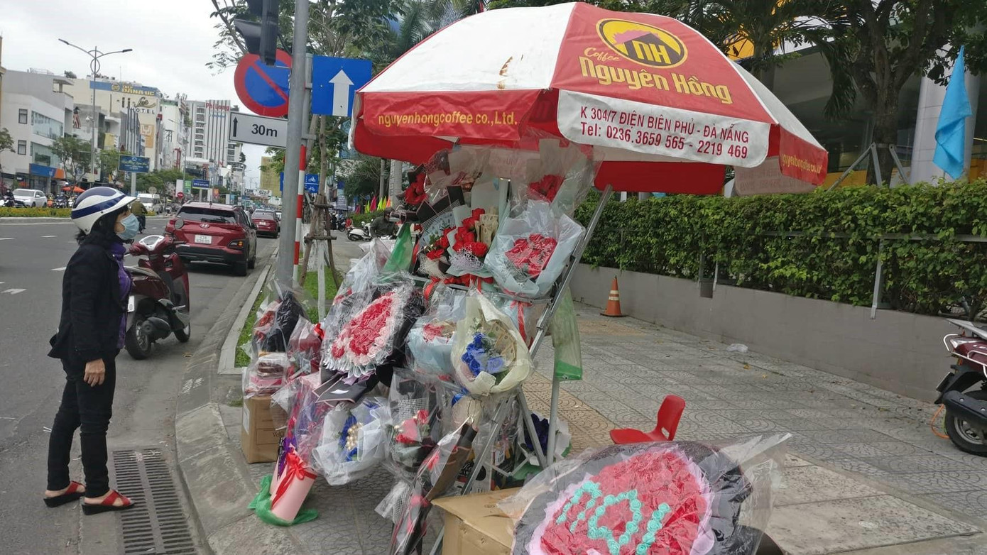 Thị trường quà tặng dịp Valentine tại các khu vực chuyên doanh như đường Điện Biên Phủ, Nguyễn Văn Linh, Tôn Đức Thắng, Hàm Nghi... trầm lắng chiều 14/2.