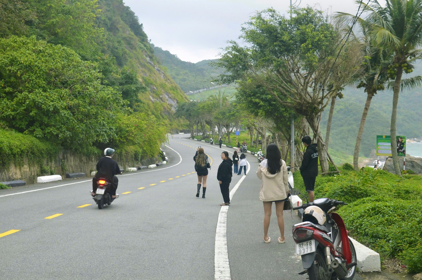 Gần đây, trào lưu "dốc Đại Lý" lan truyền mạnh trên mạng xã hội, với bối cảnh chính là khung cảnh sầm uất tại Thương Nhĩ Đại Đạo – cung đường đẹp nhất TP. Đại Lý, tỉnh Vân Nam, Trung Quốc. Xu hướng này nhanh chóng lan rộng đến nhiều tỉnh thành Việt Nam, trong đó có TP. Đà Nẵng, thu hút sự hưởng ứng của đông đảo bạn trẻ. Ảnh: Minh Hiền Gần đây, trào lưu "dốc Đại Lý" lan truyền mạnh trên mạng xã hội, với bối cảnh chính là khung cảnh sầm uất tại Thương Nhĩ Đại Đạo – cung đường đẹp nhất TP. Đại Lý, tỉnh Vân Nam, Trung Quốc. Xu hướng này nhanh chóng lan rộng đến nhiều tỉnh thành Việt Nam, trong đó có TP. Đà Nẵng, thu hút sự hưởng ứng của đông đảo bạn trẻ. Ảnh: Minh Hiền