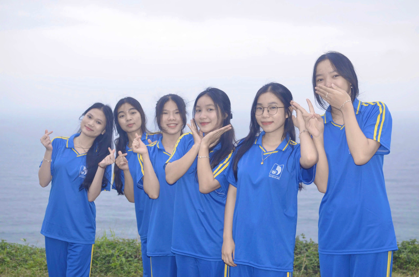 Từ khoảng 15 giờ, cung đường này thu hút hàng trăm bạn trẻ và du khách đổ về ngắm cảnh, quay video, chụp ảnh. Từ khoảng 15 giờ, cung đường này thu hút hàng trăm bạn trẻ và du khách đổ về ngắm cảnh, quay video, chụp ảnh.