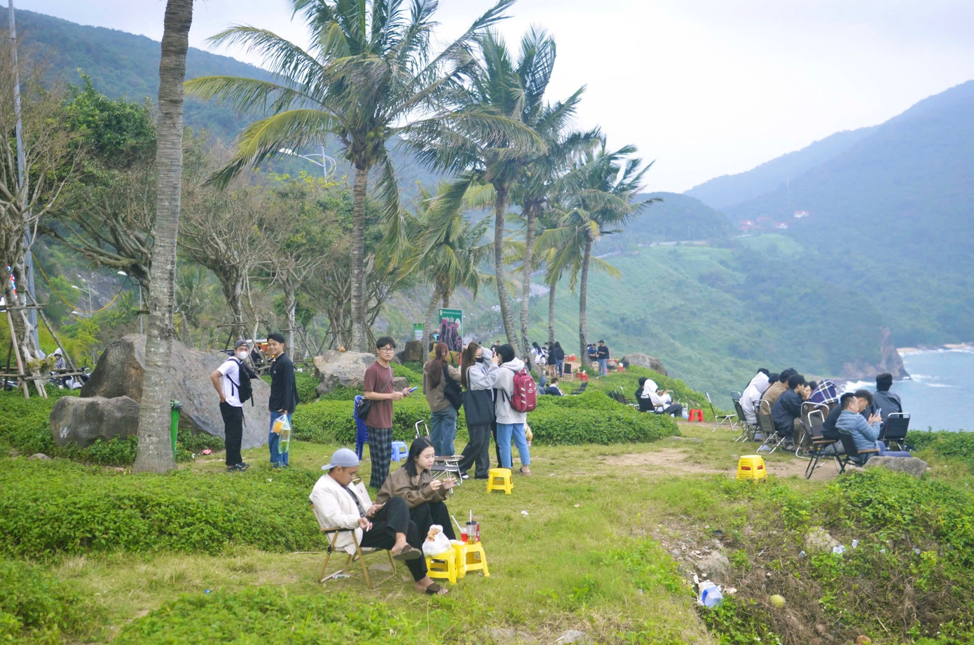 Từ khoảng 15 giờ, cung đường này thu hút hàng trăm bạn trẻ và du khách đổ về ngắm cảnh, quay video, chụp ảnh. Từ khoảng 15 giờ, cung đường này thu hút hàng trăm bạn trẻ và du khách đổ về ngắm cảnh, quay video, chụp ảnh.