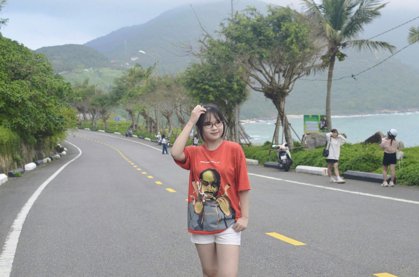 "Tranh thủ buổi chiều rảnh rỗi, mình cùng bạn bè lên đây quay video đăng TikTok, "sống ảo" một chút. Tụi mình vừa quay vừa quan sát xe cộ”, bạn Nguyễn Thị Hồng Anh (20 tuổi) chia sẻ. Ảnh: Minh Hiền "Tranh thủ buổi chiều rảnh rỗi, mình cùng bạn bè lên đây quay video đăng TikTok, "sống ảo" một chút. Tụi mình vừa quay vừa quan sát xe cộ”, bạn Nguyễn Thị Hồng Anh (20 tuổi) chia sẻ. Ảnh: Minh Hiền