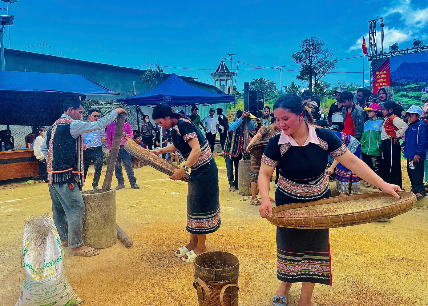 Hoạt động giã gạo nhộn nhịp và thuần thục là nét đẹp truyền thống của bà con vẫn còn được gìn giữ từ xưa đến nay.