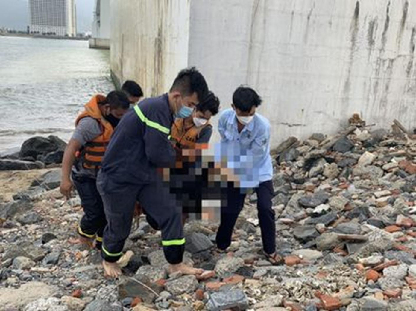 Thi thể nạn nhân được đưa lên bờ Thi thể nạn nhân được đưa lên bờ