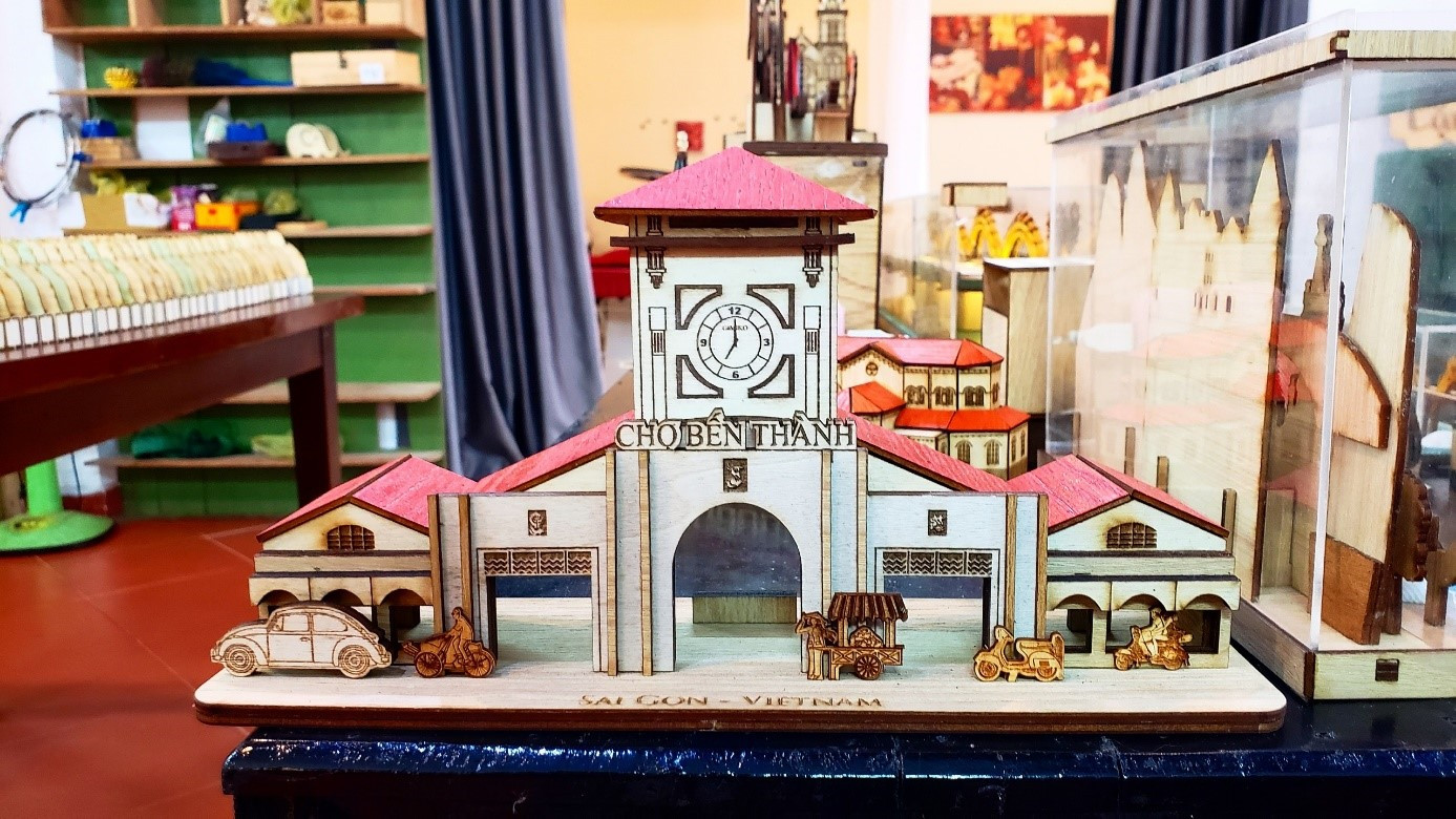 Ngoài Đà Nẵng, anh Bính còn thiết kế nhiều mô hình các địa danh, công trình nổi tiếng của các địa phương và vùng miền khác. Ảnh: Hằng Hà