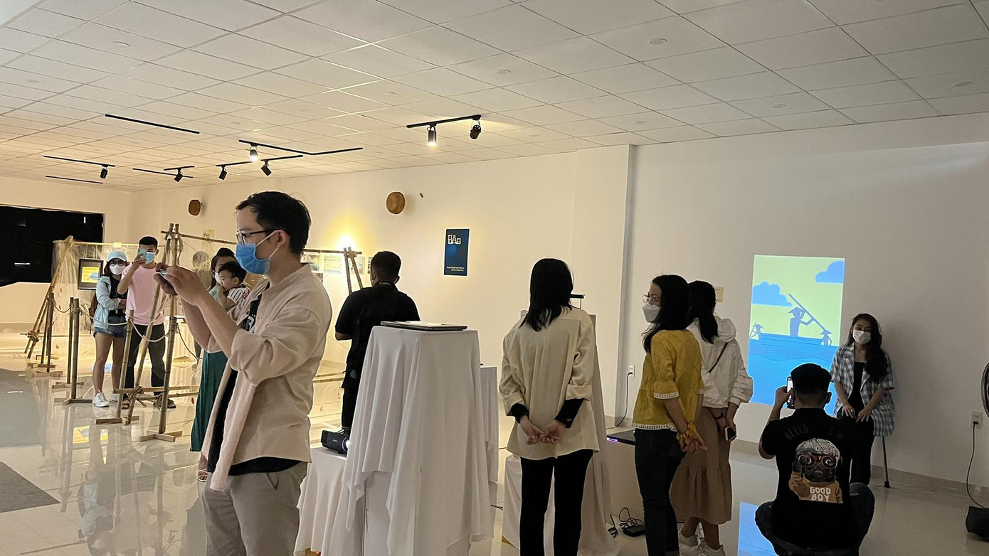 Nhiều bạn trẻ háo hức với "Lênh Đênh" (ảnh Bảo Quyên)