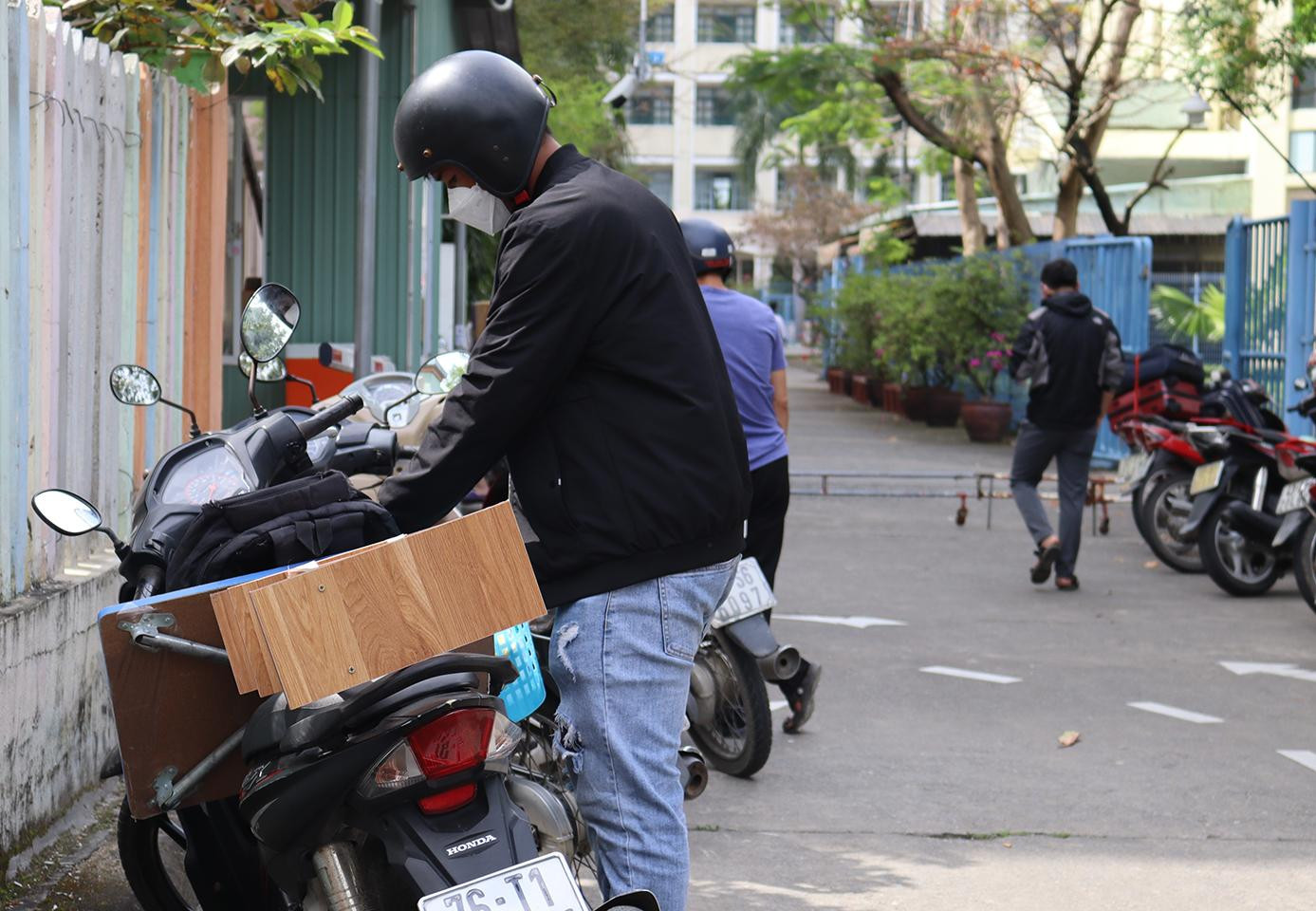 Sinh viên ĐHSP Đà Nẵng lỉnh kỉnh đồ đạc về tựu trường