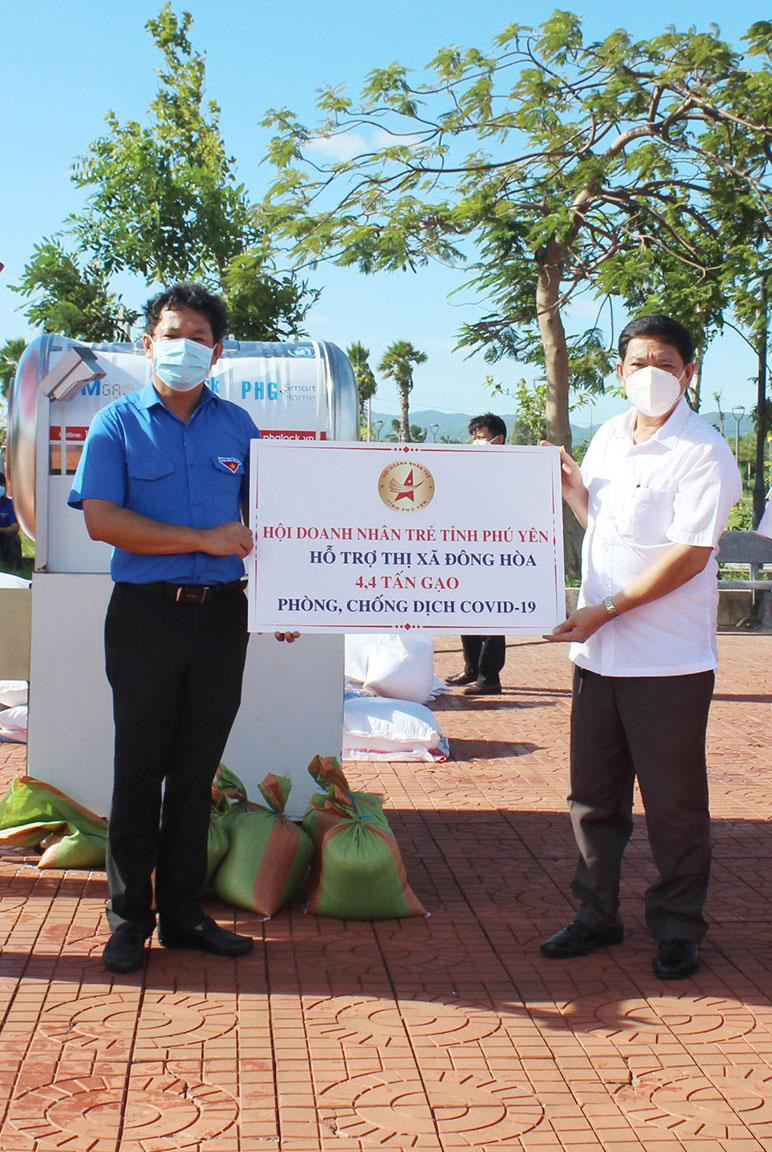 Dịp này, Hội Doanh nhân trẻ Việt Nam, Hội Doanh nhân trẻ Phú Yên đã đóng góp 6,6 tấn gạo để cây ATM gạo hoạt động - Ảnh: Văn Tài