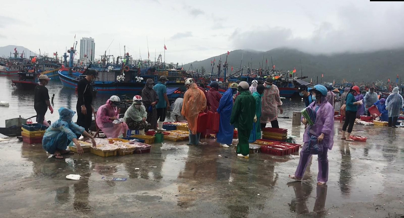 Phiên chợ ngày đón bão - ảnh Th.L