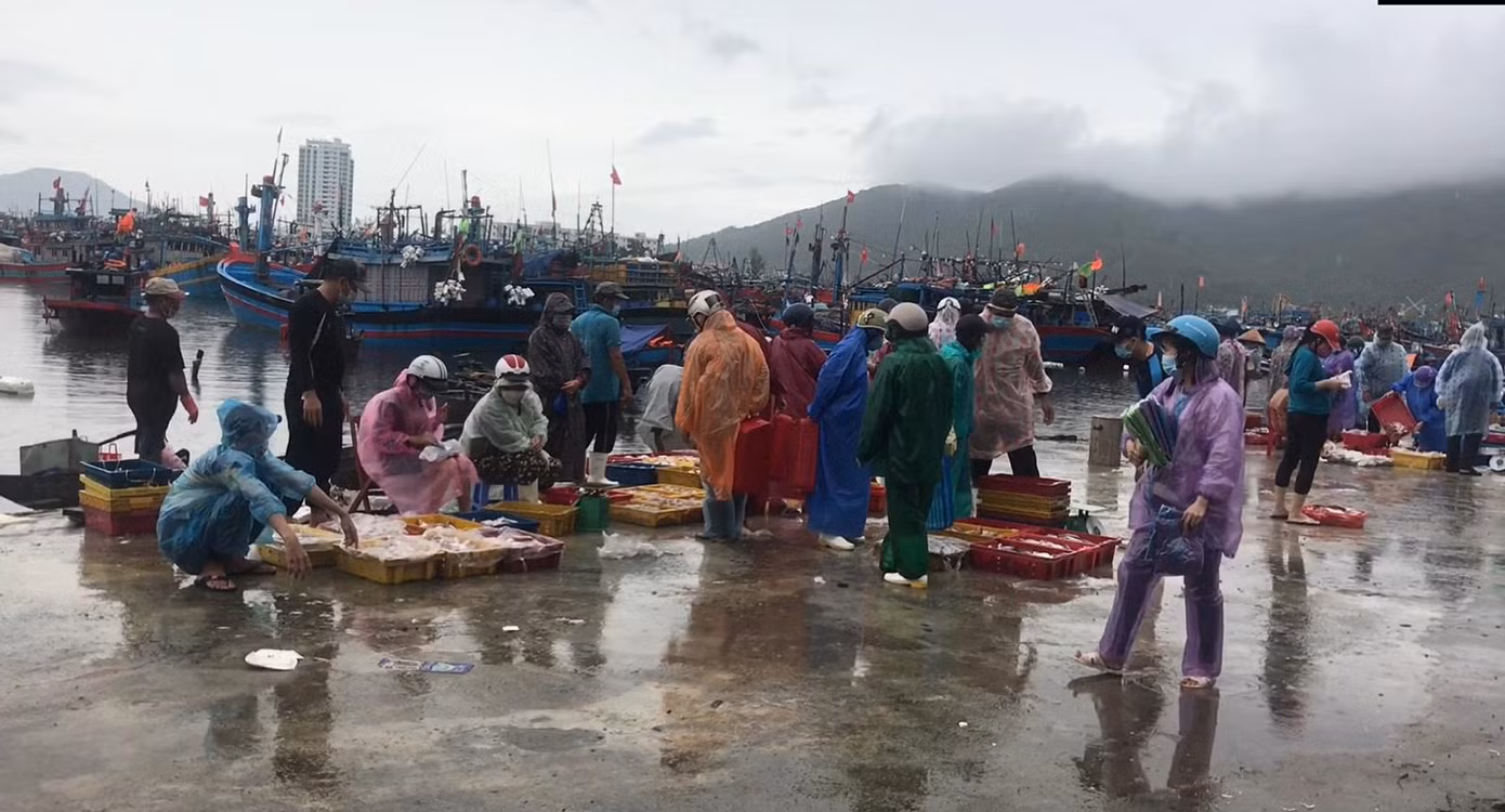 Phiên chợ ngày đón bão - ảnh Th.L