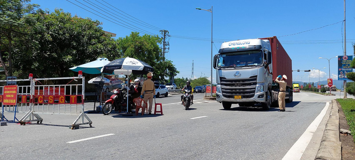 Chốt chống dịch Hòa Nhơn (huyện Hòa Vang) còn được gọi là chốt C4, nơi cửa ngõ xe từ hai hướng ngang qua thành phố vào Cảng Đà Nẵng. Đại úy Lê Ngọc Hòa (Phòng CSGT TP Đà Nẵng), liên tục dừng xe kiểm tra giấy tờ tài xế. Các xe này chỉ được phép chạy thẳng đến cảng, không dừng lại - ảnh Tr.T Chốt chống dịch Hòa Nhơn (huyện Hòa Vang) còn được gọi là chốt C4, nơi cửa ngõ xe từ hai hướng ngang qua thành phố vào Cảng Đà Nẵng. Đại úy Lê Ngọc Hòa (Phòng CSGT TP Đà Nẵng), liên tục dừng xe kiểm tra giấy tờ tài xế. Các xe này chỉ được phép chạy thẳng đến cảng, không dừng lại - ảnh Tr.T