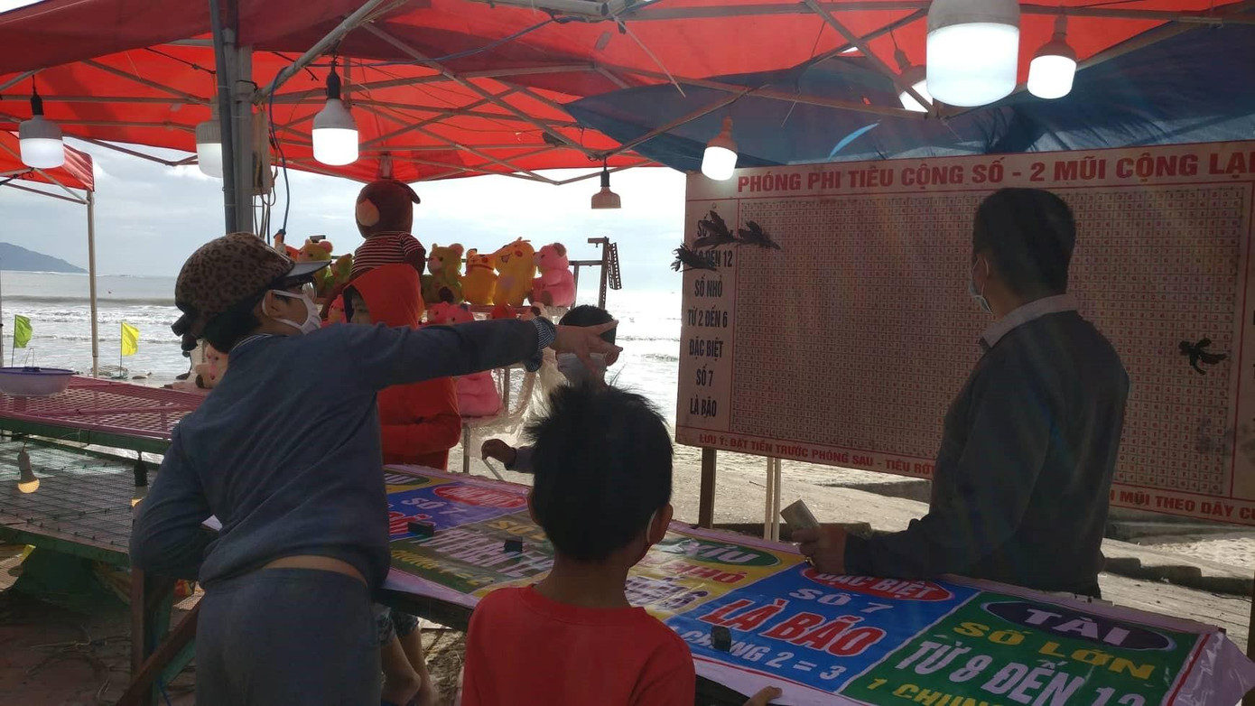 Lễ hội cầu ngư là một hình thái sinh hoạt văn hóa cộng đồng đặc biệt của ngư dân miền Trung. Một hình thái tổng hòa văn hóa, đồng thời đây còn là một môi trường văn hóa đặc thù, nhiều loại hình nghệ thuật đã ra đời và được giữ gìn trong môi trường này. Trong ảnh: Một trò chơi trong lễ hội - ảnh Kim Ngân Lễ hội cầu ngư là một hình thái sinh hoạt văn hóa cộng đồng đặc biệt của ngư dân miền Trung. Một hình thái tổng hòa văn hóa, đồng thời đây còn là một môi trường văn hóa đặc thù, nhiều loại hình nghệ thuật đã ra đời và được giữ gìn trong môi trường này. Trong ảnh: Một trò chơi trong lễ hội - ảnh Kim Ngân