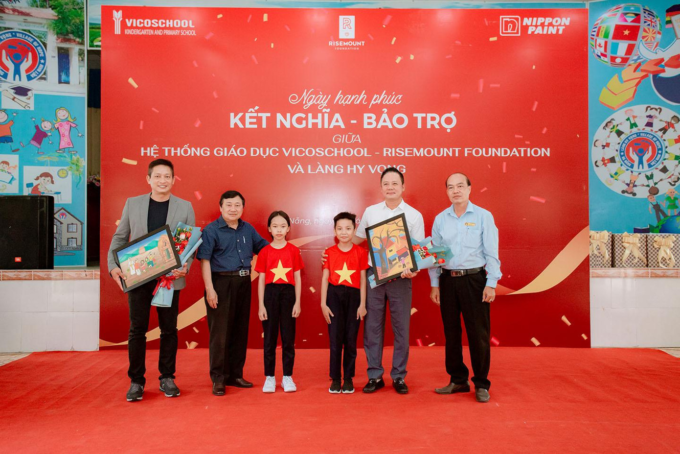 Từ phải sang: thầy Phan Thanh Vinh, ông Bùi Đức Long, ông Huỳnh Văn Hoa (Chủ tịch Hội bảo trợ phụ nữ và trẻ em nghèo bất hạnh TP Đà Nẵng) và ông Vũ Minh Trí với các em nhỏ Làng Hy Vọng