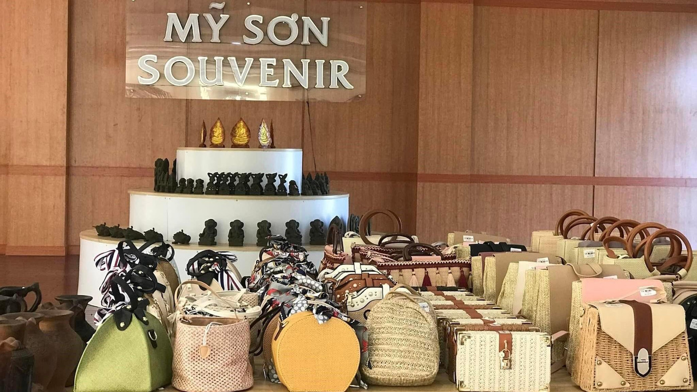 Có rất nhiều quà lưu niệm được chính người dân nơi đây tự tay tạo nên để làm quà cho du khách. Ảnh: Hoàng Yến