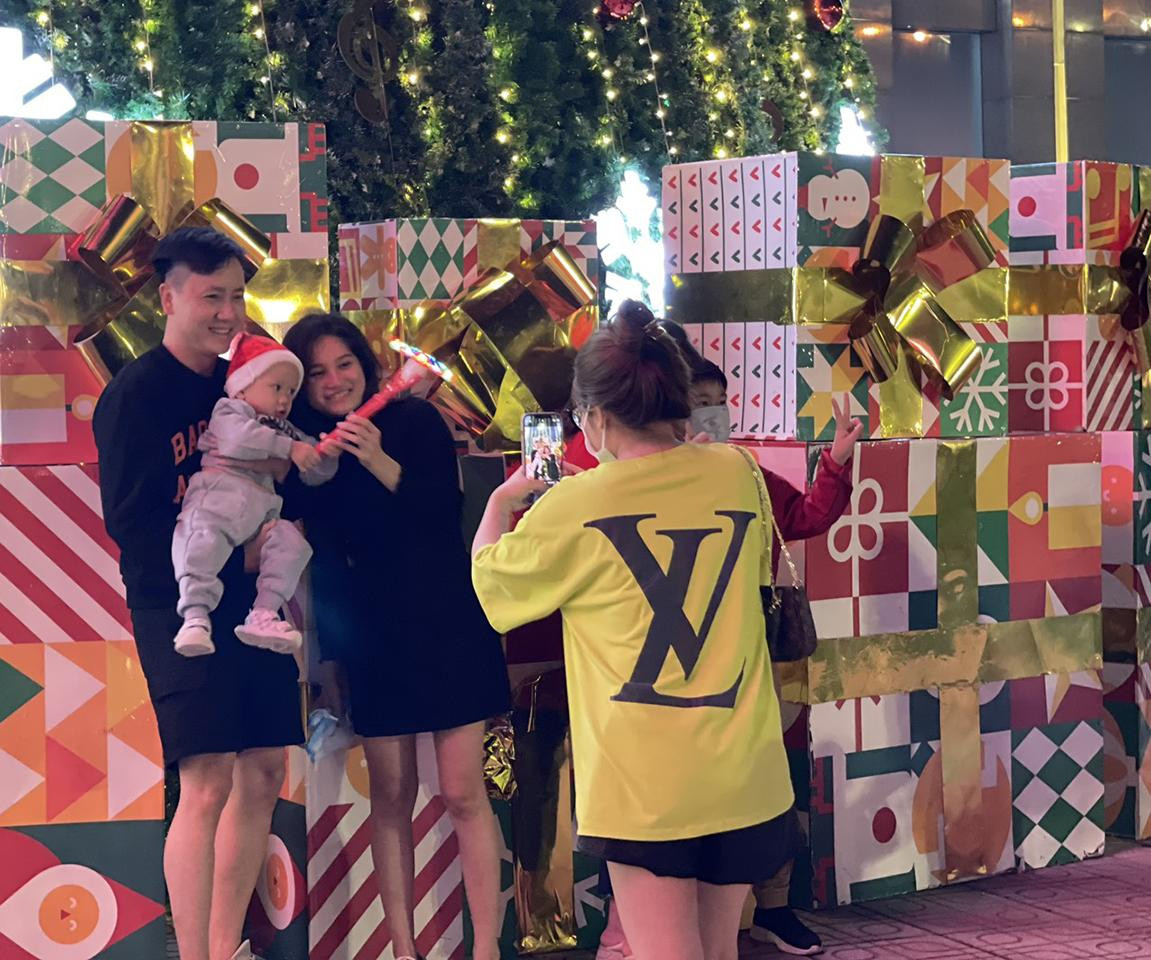 Các bạn trẻ Đà Nẵng dành nhiều thời gian hơn cho những giá trị về tinh thần trong mùa Noel giữa đại dịch - ảnh Minh Phương