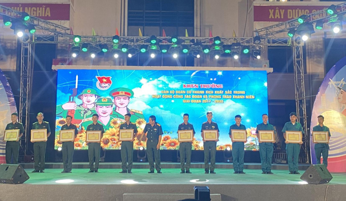 Tại buổi giao lưu đã tuyên dương 11 cá nhân có thành tích tiêu biểu trong hoạt động công tác Đoàn và phong trào thanh niên giai đoạn 2017 – 2022