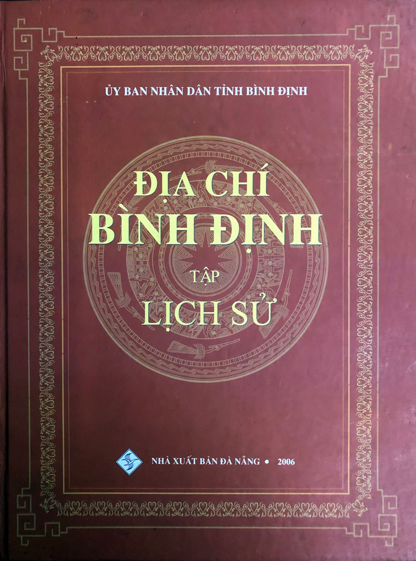 Địa chí Bình Định (tập Lịch sử) do PGS-TS Đỗ Bang chủ biên. Ảnh: Viết Hiền.
