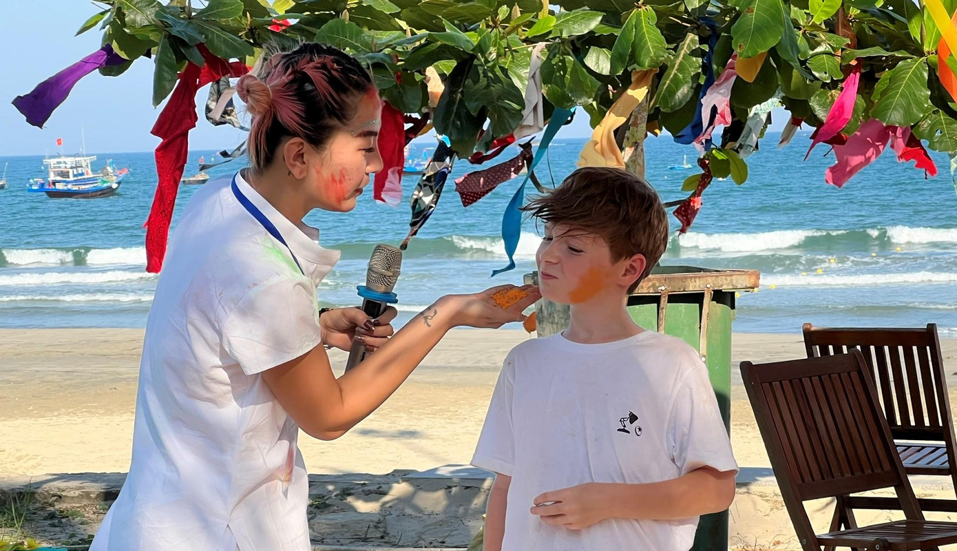 Một cậu bé được bôi bột màu trong lễ Holi - Ảnh: Bảo Quyên