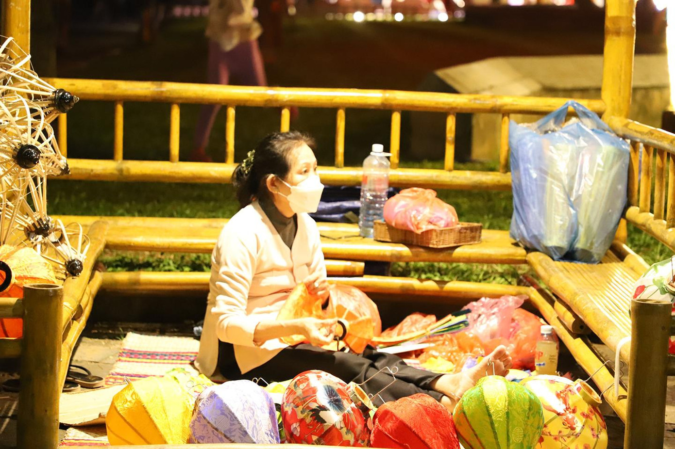 Trình diễn kỹ thuật làm đèn lồng Hội An - ảnh T.L