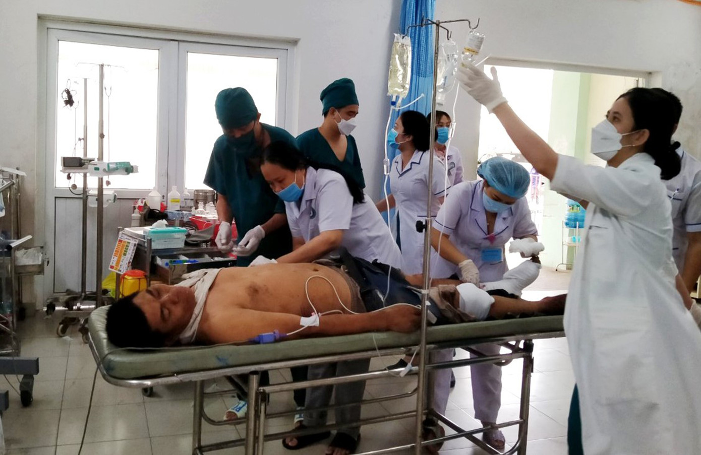 Một nạn nhân của vụ tai nạn đang được cấp cứu tại Bệnh viện Đa khoa tỉnh. Ảnh: Huyền Oanh.